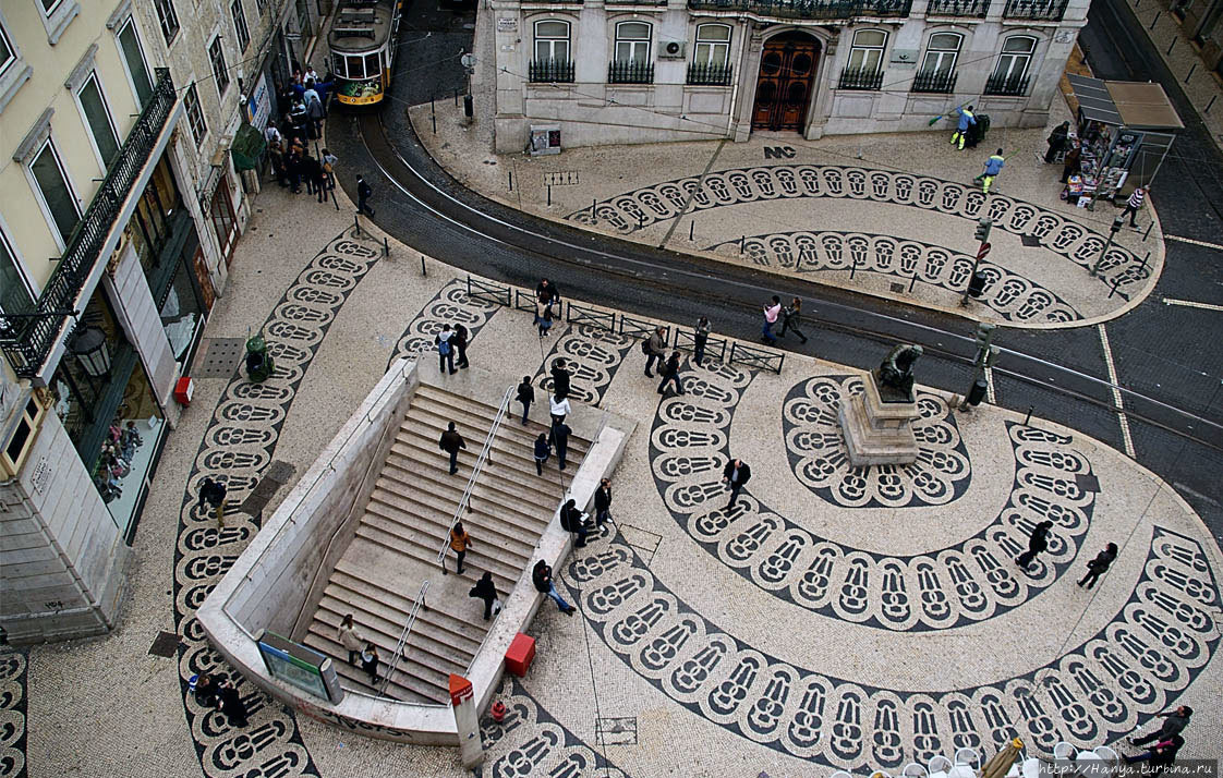 Каменная мостовая на площади района Шиаду. Из интернета Лиссабон, Португалия