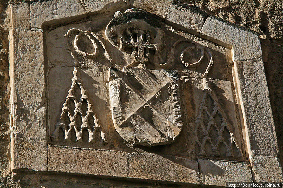 На многих старинных зданиях можно найти гербы, скорее всего это герб одной из семей города. Толедо, Испания