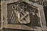На многих старинных зданиях можно найти гербы, скорее всего это герб одной из семей города.