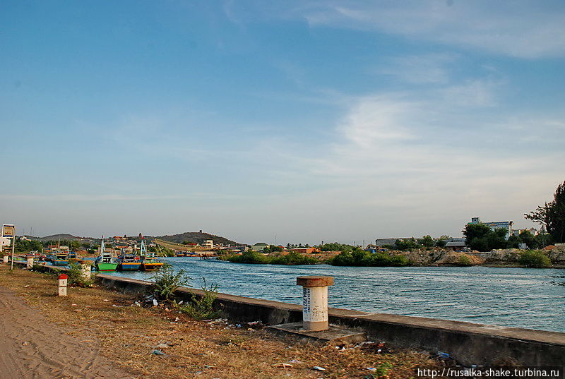 Город Фантхиет на реке Фантхиет Фантхиет, Вьетнам