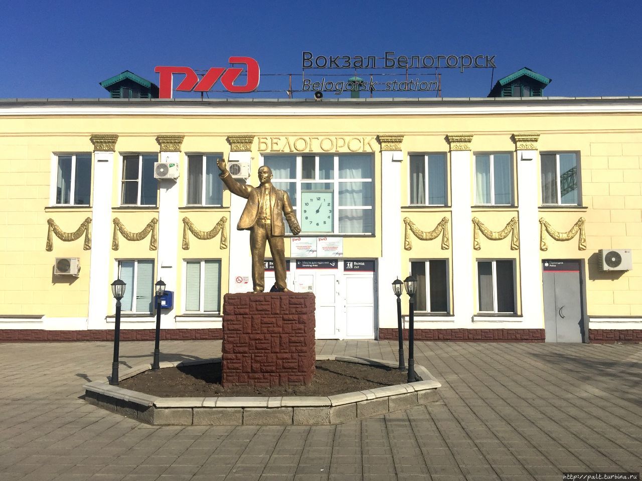 Вокзал Белогорска на многих ранних фото бирюзового цвета. А вот сейчас восстановлена историческая правда в окраске Россия