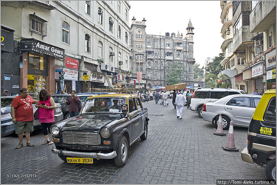 Некоторые отели в районе очень даже дорогие. Мы туда сунулись — узнали цену и немало удивились — кто же в них интересно останавливается?
* Мумбаи, Индия