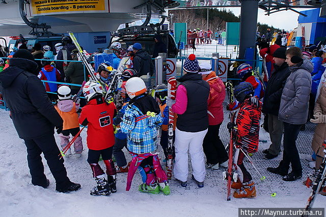 После пробного спуска нужно подняться снова на канатке до самого верха . Южно-Сахалинск, Россия