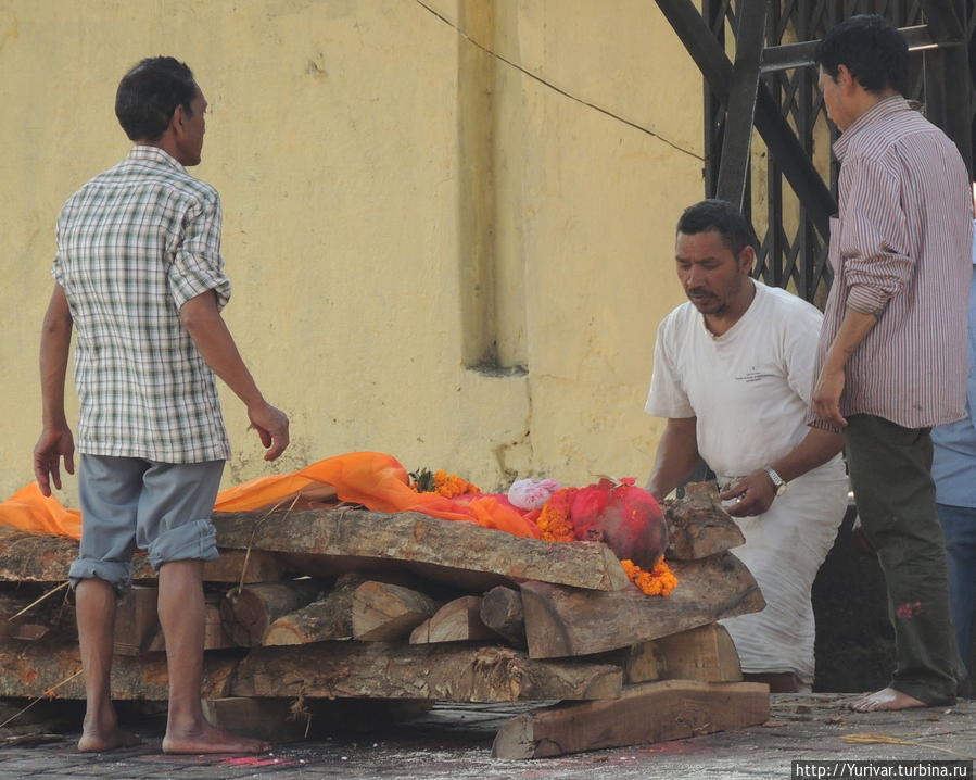Подготовка тела к кремации Катманду, Непал