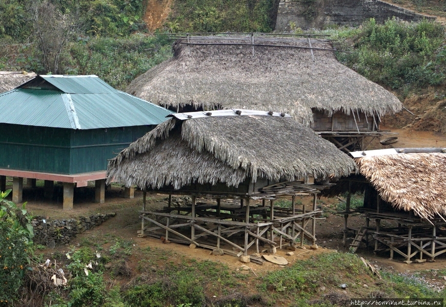 Зернохранилища в деревне 
