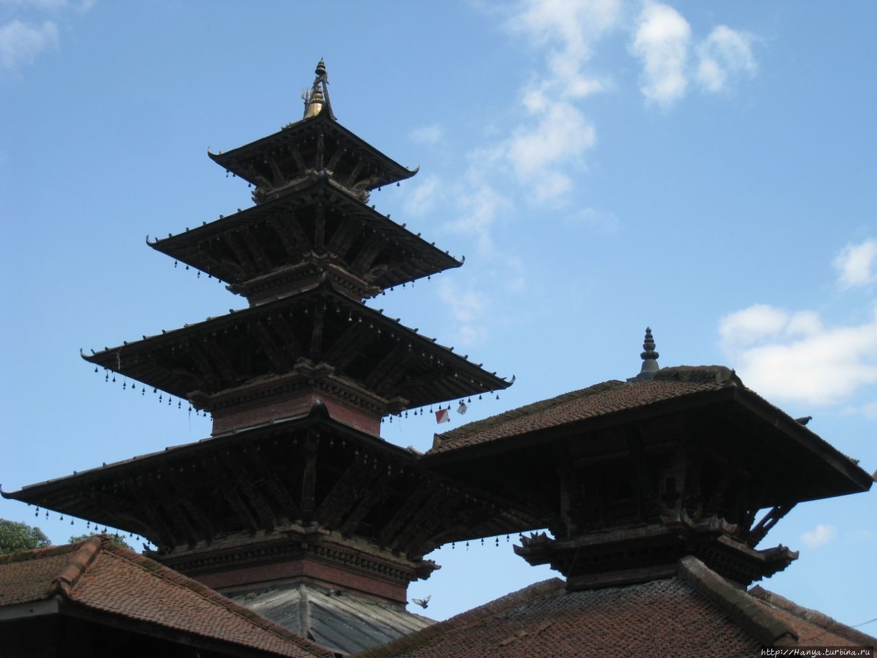 Пятиярусная пагода Sarbeswor Mahadev в храмовом комплексе Kumbheshwor