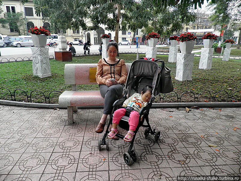 Вокруг памятника основателю Ханоя Ханой, Вьетнам