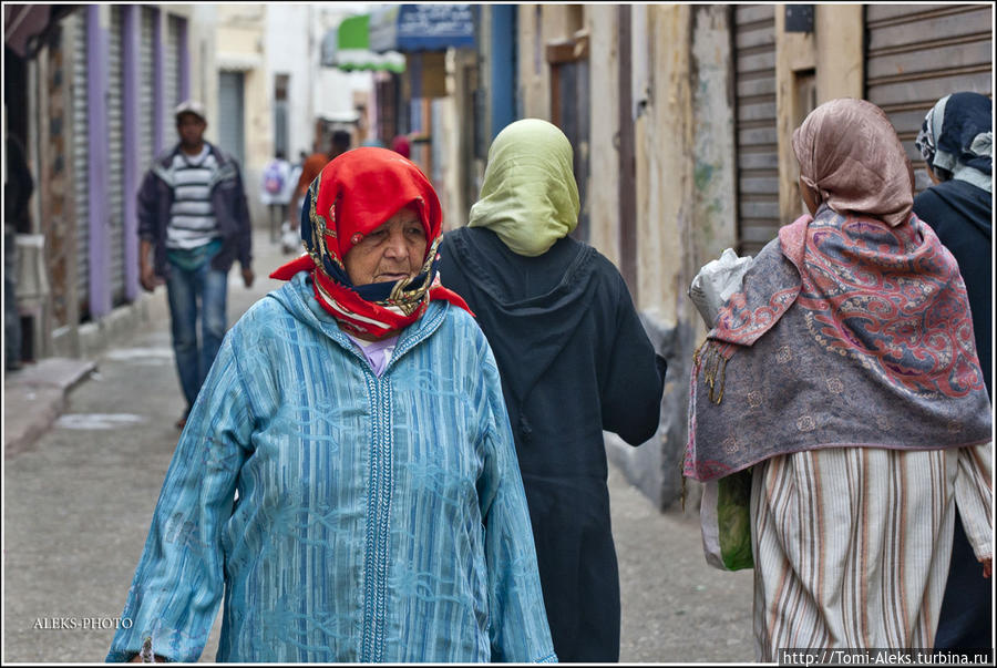 Поэтому становится ясным, откуда столько бедных людей на улицах городов. Женщины — в разноцветных платках. Кстати, марокканские мужчины имеют право заводить до четырех жен. Эль-Джадида, Марокко