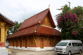 Зал собраний (справа) и сим (слева) на территории храмового комплекса Ват Сене Сук Харам. Фото из интернета