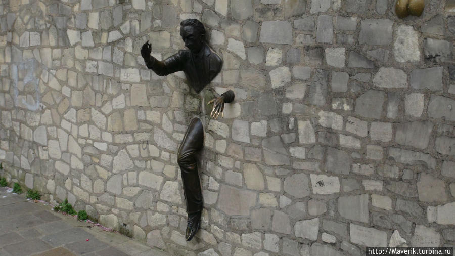 Человек идущий сквозь стену Жана Марэ. Париж, Франция