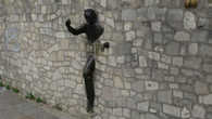 Человек идущий сквозь стену Жана Марэ.