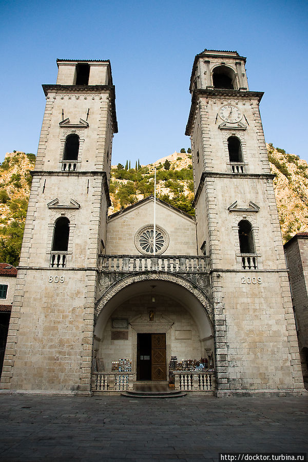 Католический Собор Св. Трифона, главный храм Котора (809 — это год постройки первого собора, а текущему — почти 850 лет!) Котор, Черногория