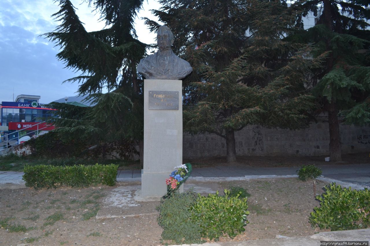 Памятник Грибоедову / The Monument To Alexander Griboyedov