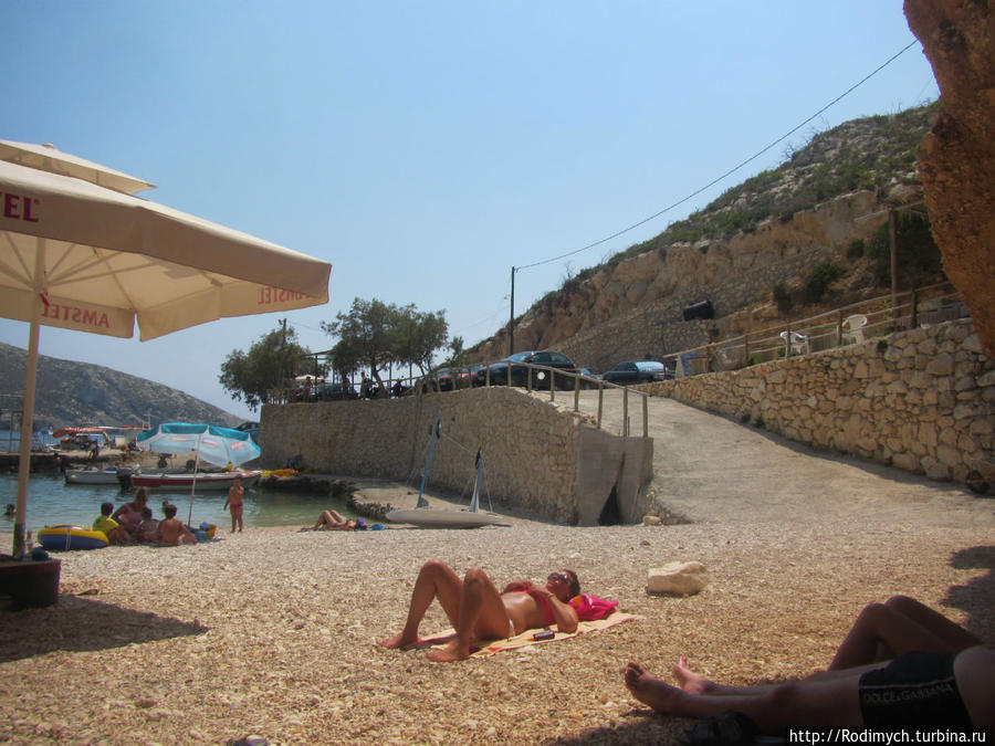 Сидим в теньке под нависающей скалой, а люди жарятся Остров Закинф, Греция