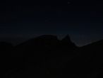 Рино Поинт с созвездием Ориона перед восходом солнца. Глаз носорога — фонарик туриста.