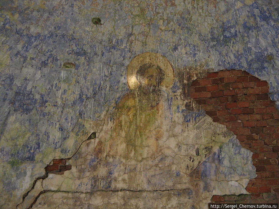 Апостолов в иконографии принято различать по сопровождающим их существам. На этой фреске — апостол Лука с его символом — крылатым тельцом. Беларусь