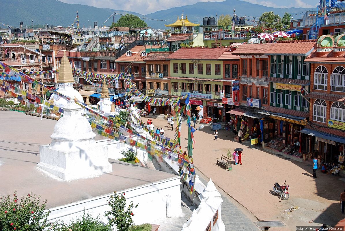 Кора с магазинами вокруг ступы. Из интернета Катманду, Непал
