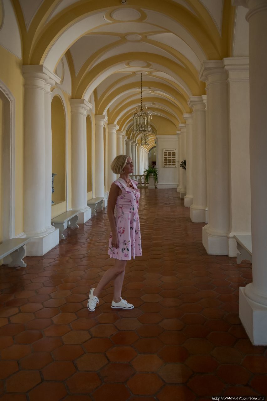 В  Рундале у дворца Рундале, Латвия