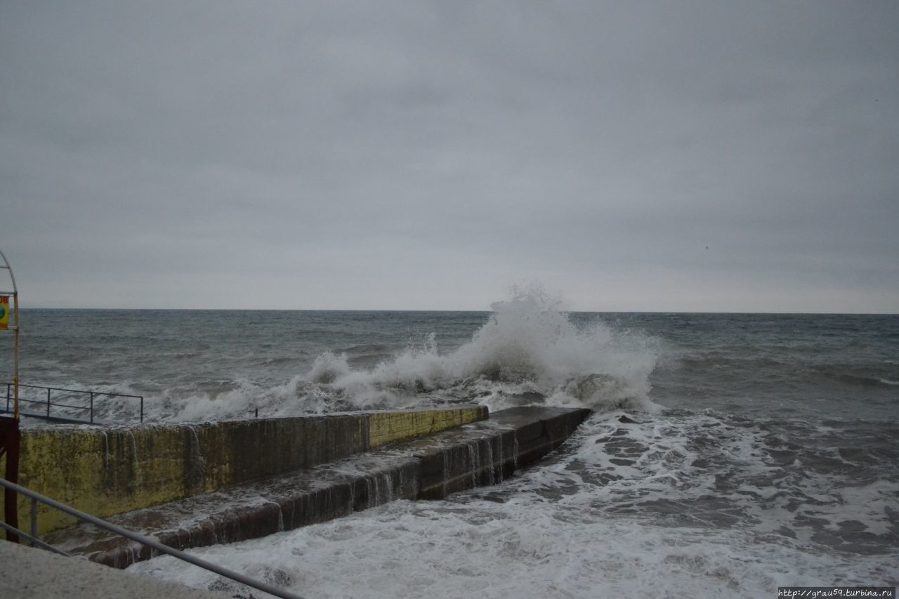 Расписание шторма алушта. Шторм в Алуште. Алушта шторм на море. Алушта декабрь. Шторм в Алуште туристы.