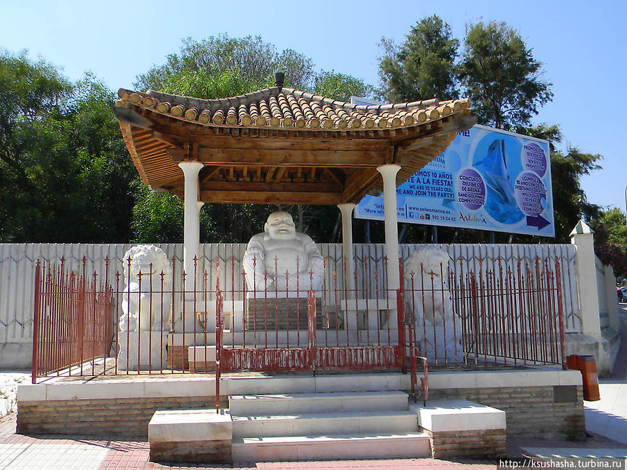 Статуя Радостный будда — подарок китайского правительства Беналмадене. Находится как раз на полпути между парком Палома и дельфинарием Беналмадена, Испания