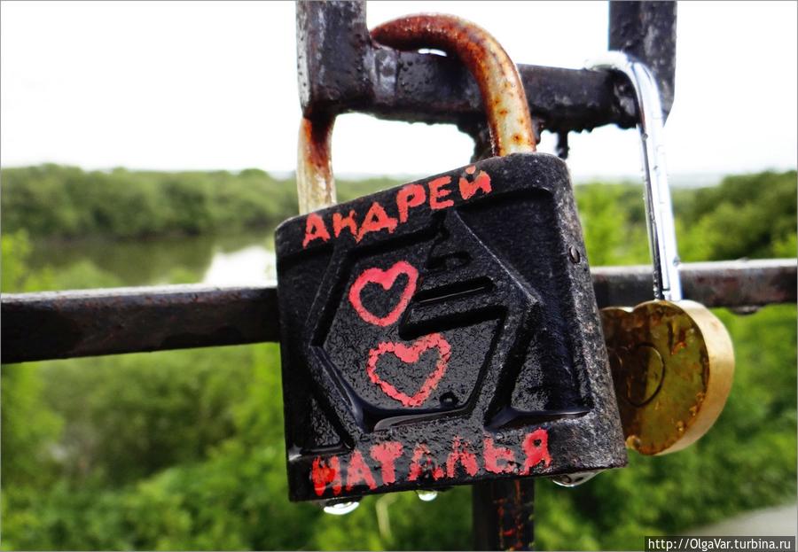 Скрепляют свою любовь замочками шадринские молодожены на берегу Исети Шадринск, Россия