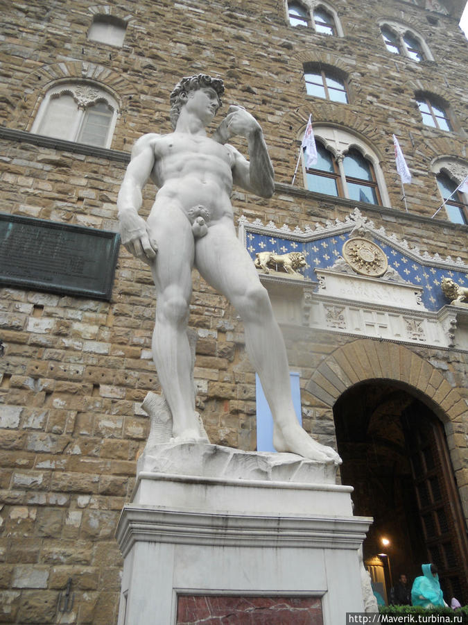 Статуя Давида (копия) на площади Синьории. Флоренция, Италия