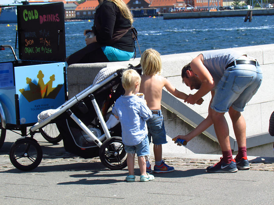 Папа заботится о сыновьях. Для моего глаза- эта картинка  непривычна Копенгаген, Дания
