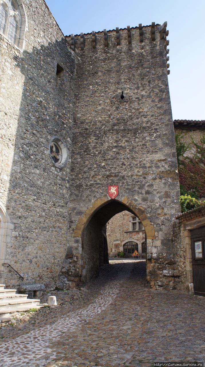 Верхние ворота — один из двух входов в городок. Ворота расположены в башне, которая была частью старой крепости. Перуж, Франция