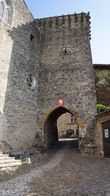 Верхние ворота — один из двух входов в городок. Ворота расположены в башне, которая была частью старой крепости.