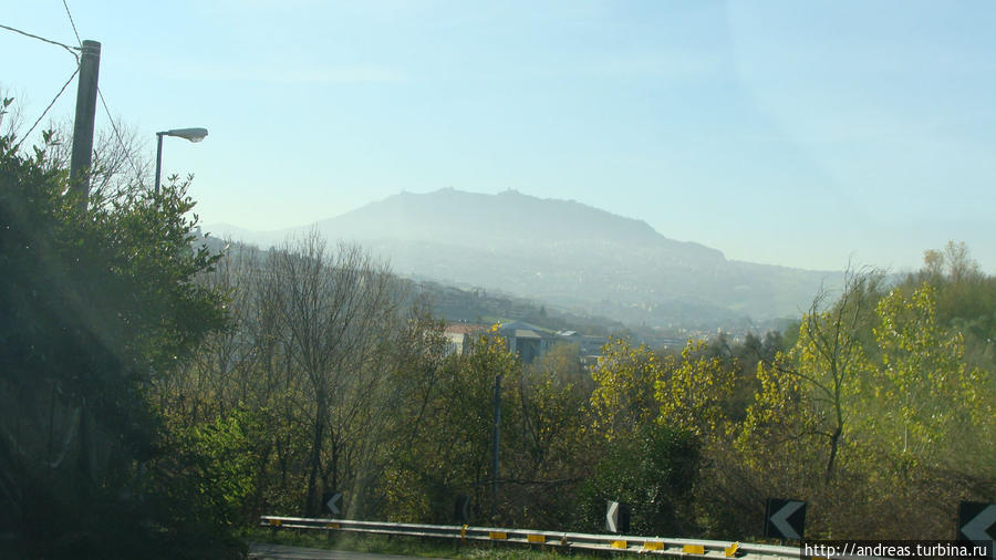 Вид на гору Титано издалека Сан-Марино