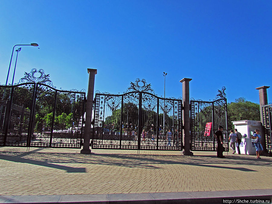 вход в парк с улицы Стадионной Донецк, Украина