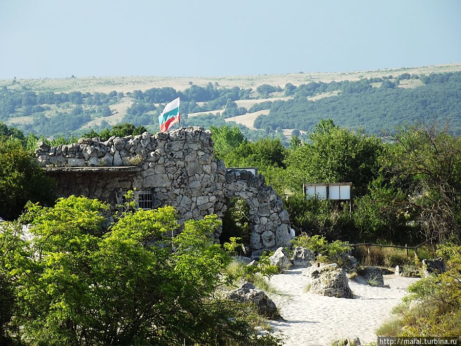 Административно-торговое здание резервата — это рукотворное сооружение