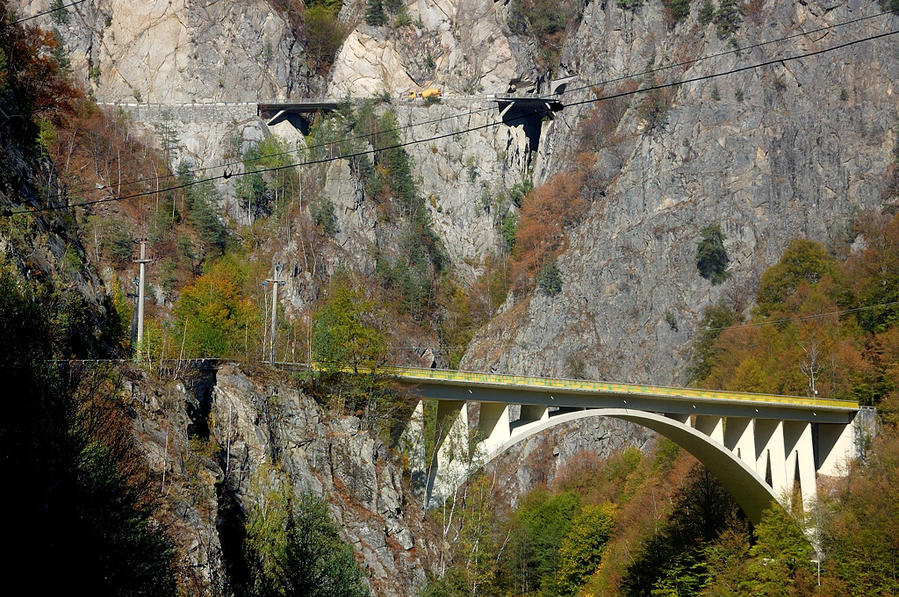 Через этот мост проехать нельзя, дорога идет мимо него Куртя-де-Арджеш, Румыния