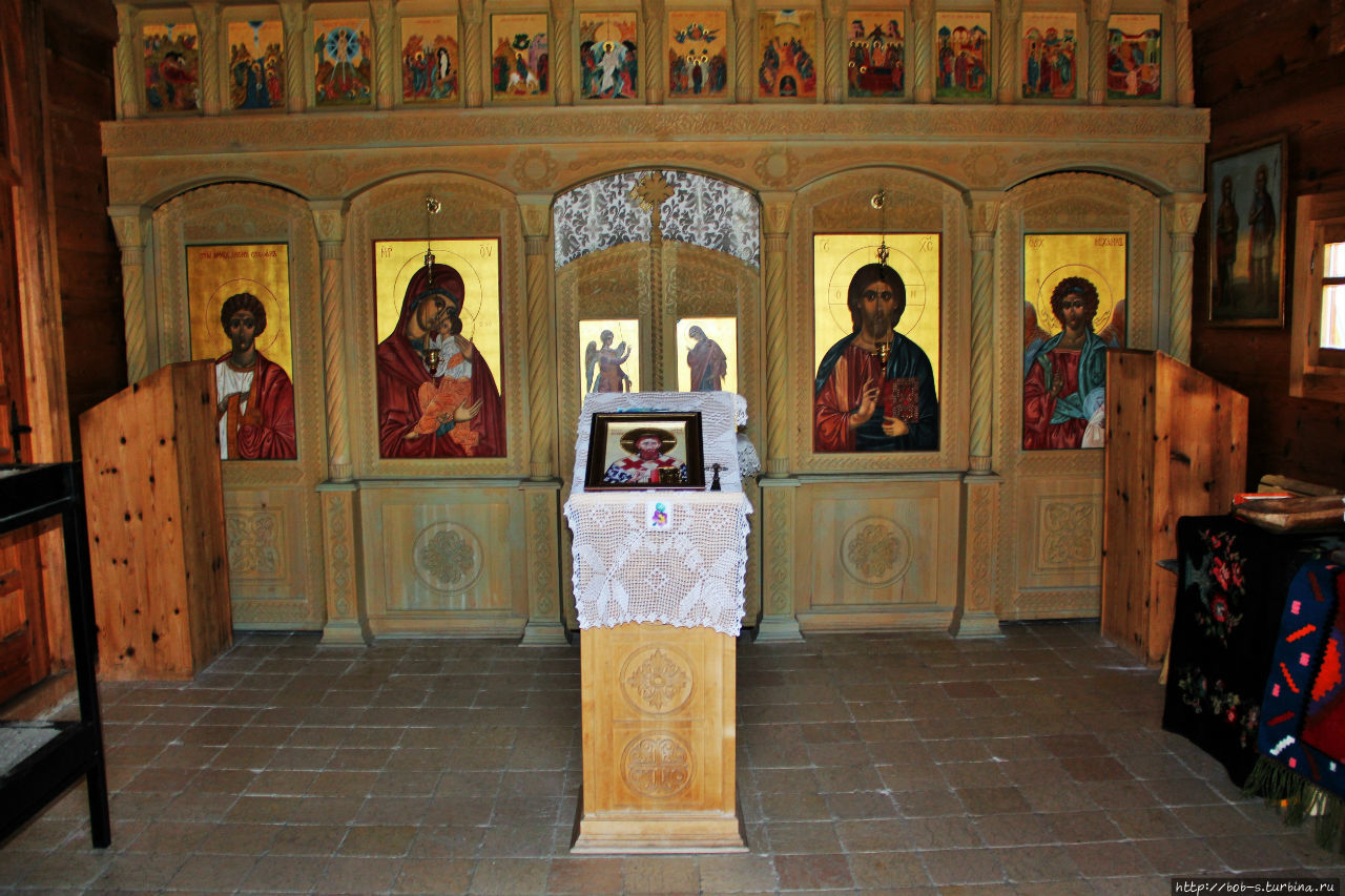 Убранство церкви вполне православное, иконы, свечки, можно ставить за здравие. Мокра Гора, Сербия