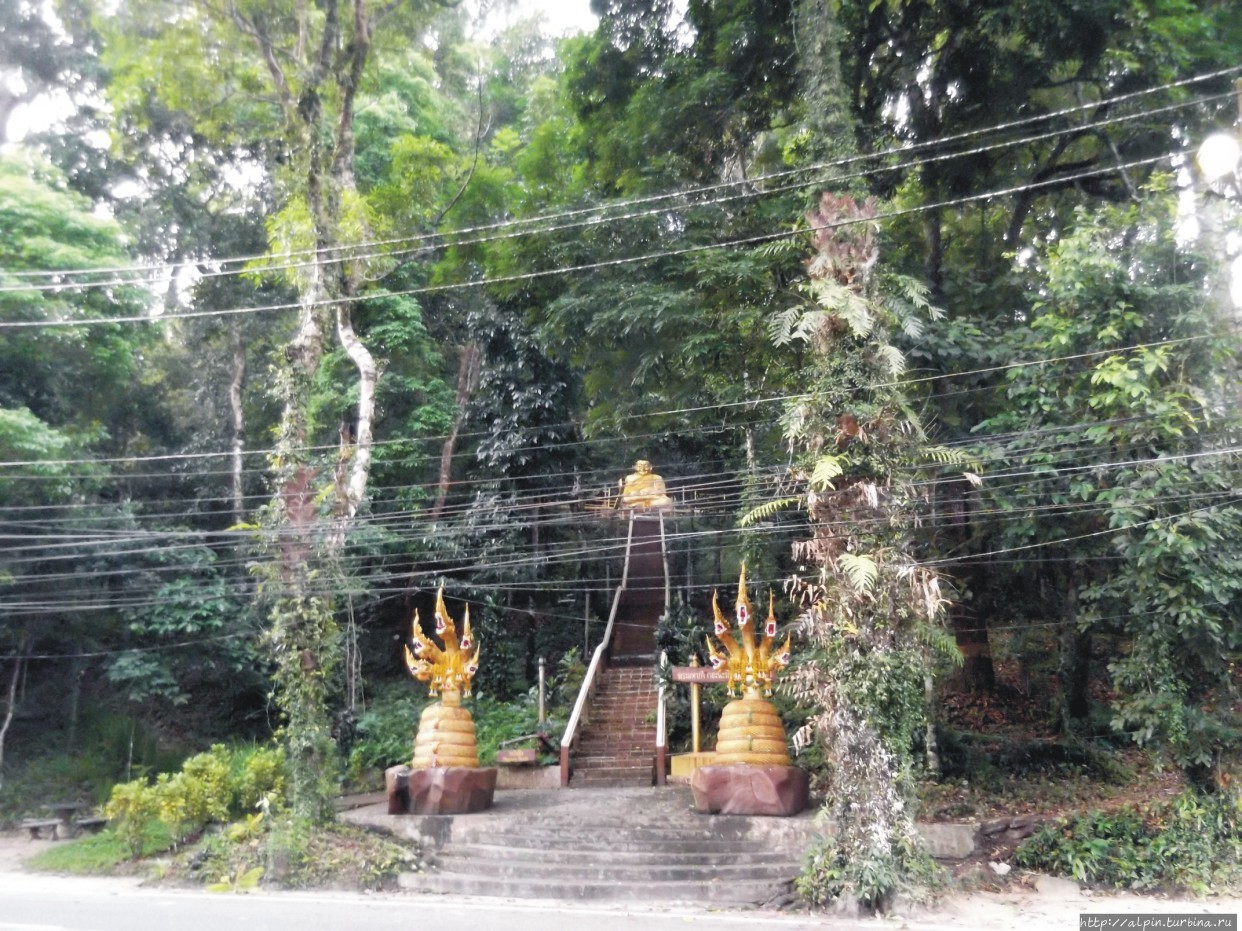 Будда возле источников Ранонг, Таиланд