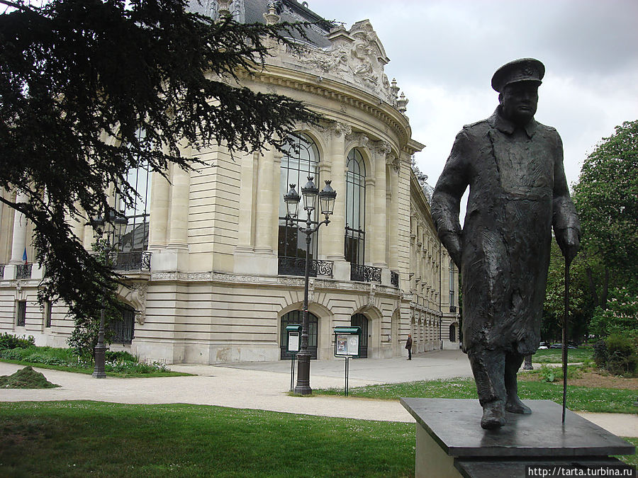 Статуя Уинстона Черчилля на авеню, названном его именем.