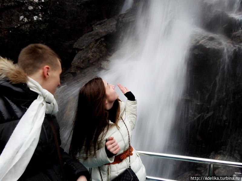 В конце нас подвезли прямо к водопаду, так близко, что можно было рукой дотронуться до струящейся воды Берген, Норвегия