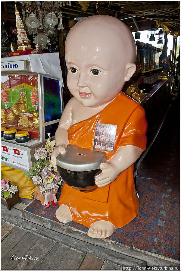 Примерно вот так местные монахи каждое утро собирают подать с магазинов...
* Паттайя, Таиланд