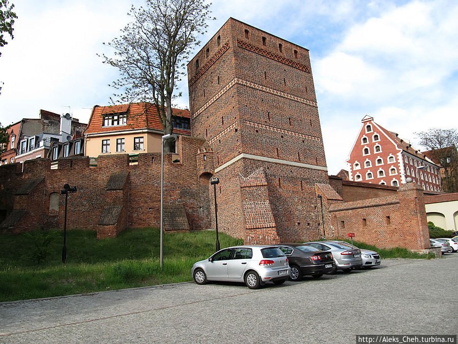 Торунь: крепостные стены и башни старого города Торунь, Польша