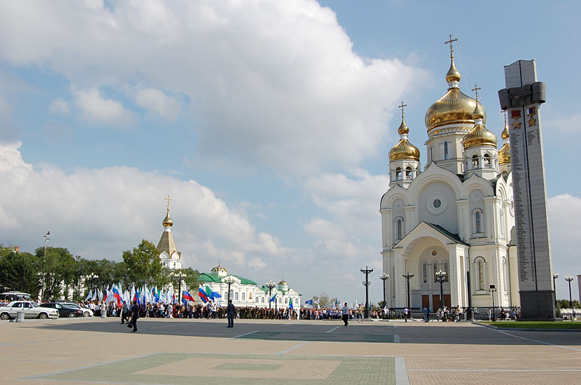 Спасо-Преображенский кафедральный собор и стела в честь хабаровчан — Героев Советского Союза и Героев России Хабаровск, Россия