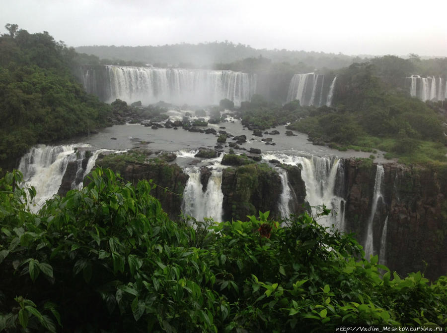 Водопады Игуасу — крупнейшее природное чудо света — расположены на границе Бразилии, Аргентины и Парагвая. Игуасу национальный парк (Бразилия), Бразилия