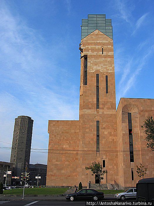 Обе башни рядом. Ереван, Армения