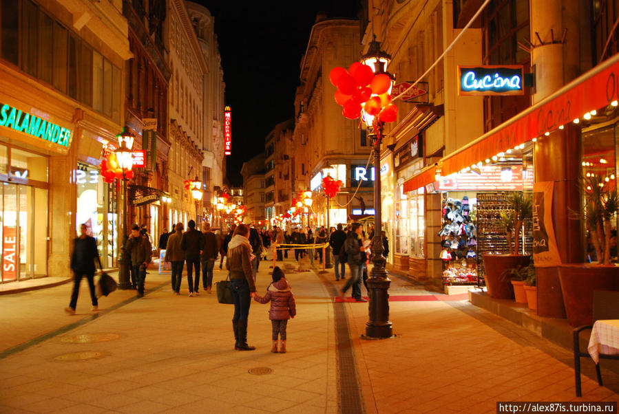 Это туристическая улица которая тянется вдоль Дуная. Там милллион кафэ, ресторанов, магазинов. Все как полагается для такого города) Цены довольно дешевые(можно израильские поделить на два довольно свободно) Будапешт, Венгрия