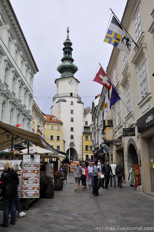 Михальские ворота – одно из самых старых зданий в Братиславе. Башня высотой 51 метр, в основании которой установлены деревянные ворота с когда-то задвигающейся железной решеткой. Построены они в 1300 году. На шпиле башни установлена статуя Святого Михаила и дракон. Братислава, Словакия