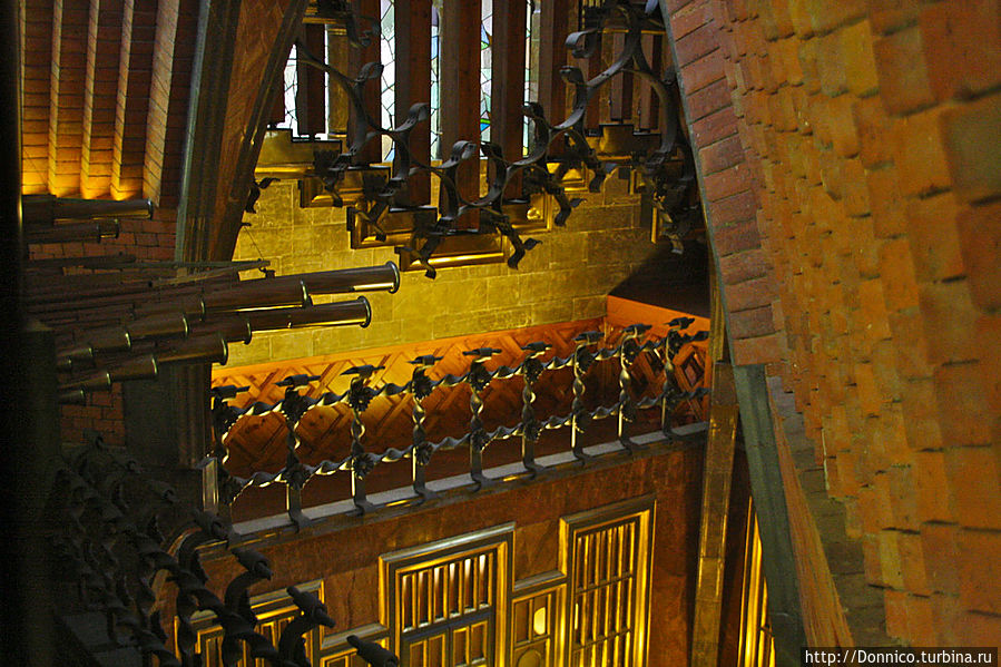 уже перед выходом на крышу, вот такие ангельские трубы органа... Барселона, Испания