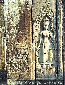 Apsaras (слева) и девата (справа) украшают стены в храме Бантей Кдей. Фото из интернета Сиемреап, Камбоджа