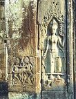 Apsaras (слева) и девата (справа) украшают стены в храме Бантей Кдей. Фото из интернета