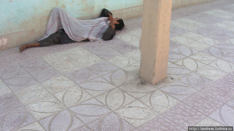 Бездомные спят на тротуарах Афганистан