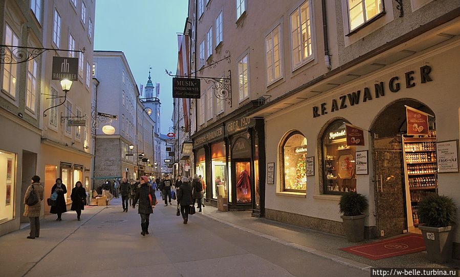 Улица Гетрайдегассе (Getreidegasse). Небольшая старинная улочка, идущая от Резиденцплац через весь старый город. Здесь находится дом, где родился В. А. Моцарт.