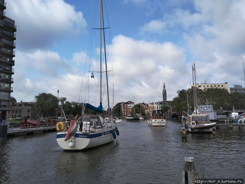 Яхты собираются в кучу Провинция Гронинген, Нидерланды